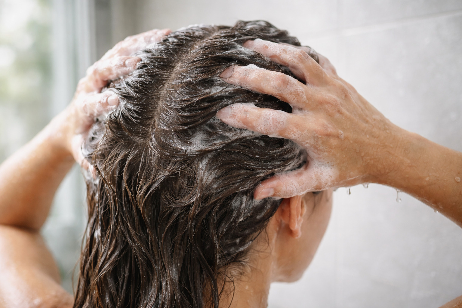 Mastné vlasy a každodenní mytí – správná péče o vlasovou pokožku pro kontrolu mazu a svěží vzhled vlasů